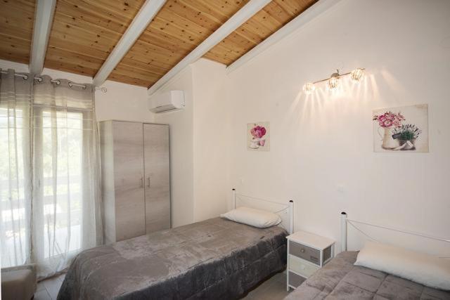 Efi Apartments Ájosz Górdiosz Kültér fotó